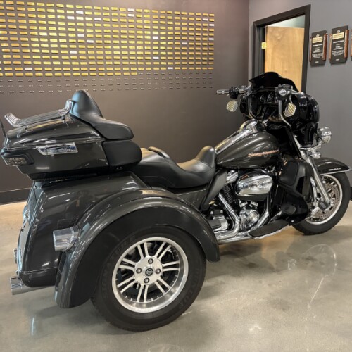 2019 Harley-Davidson® Tri Glide® Ultra Silver Flux/Black Fuse thumb 2