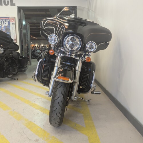 2017 Harley-Davidson® Electra Glide® Ultra Limited (Black) thumb 2