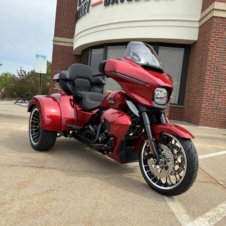2026 Harley-Davidson® Street Glide 3 Limited Brilliant Red Black Trim thumb 3