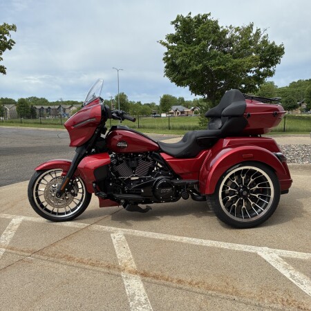 2026 Harley-Davidson® Street Glide 3 Limited Brilliant Red Black Trim thumb 2