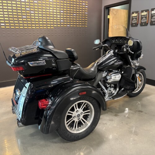 2021 Harley-Davidson® Tri Glide® Ultra Vivid Black thumb 2