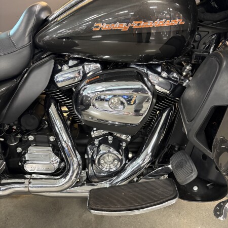2019 Harley-Davidson® Tri Glide® Ultra Silver Flux/Black Fuse thumb 1