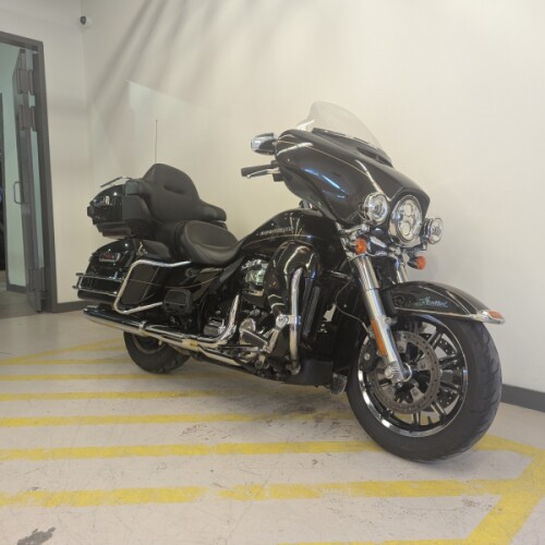 2017 Harley-Davidson® Electra Glide® Ultra Limited (Black) thumb 3