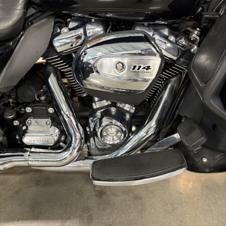 2021 Harley-Davidson® Tri Glide® Ultra Vivid Black thumb 1