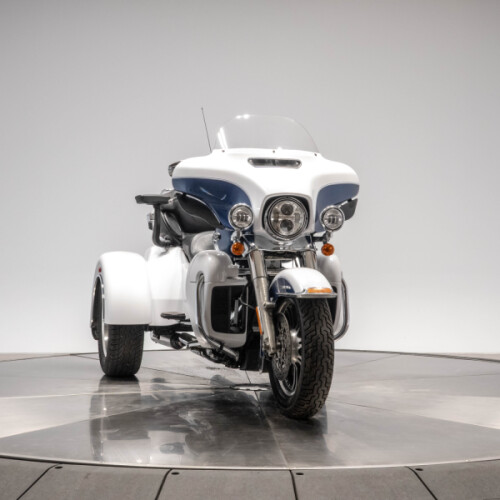 2015 HARLEY-DAVIDSON FLHTCUTG TRI GLIDE ULTRA in White Hot/ Blue Hot thumb 1