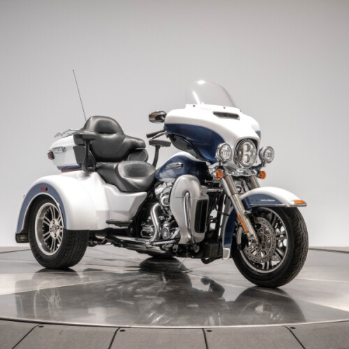 2015 HARLEY-DAVIDSON FLHTCUTG TRI GLIDE ULTRA in White Hot/ Blue Hot thumb 2