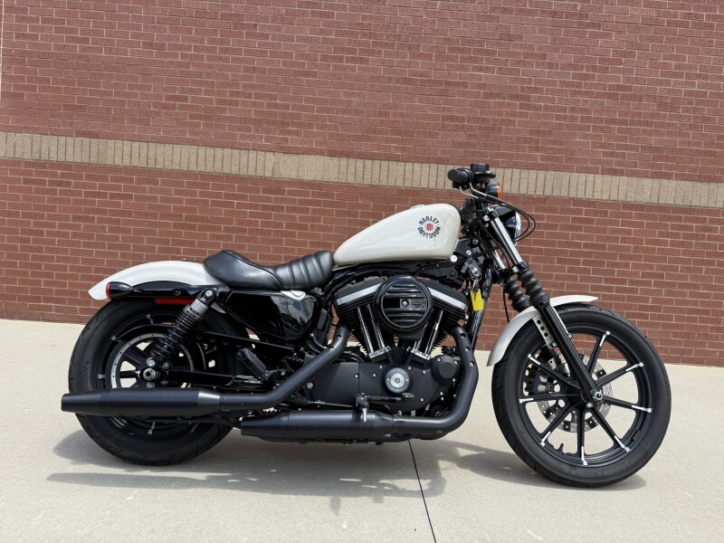 2022 Harley-Davidson® Iron 883™ White Sand Pearl
