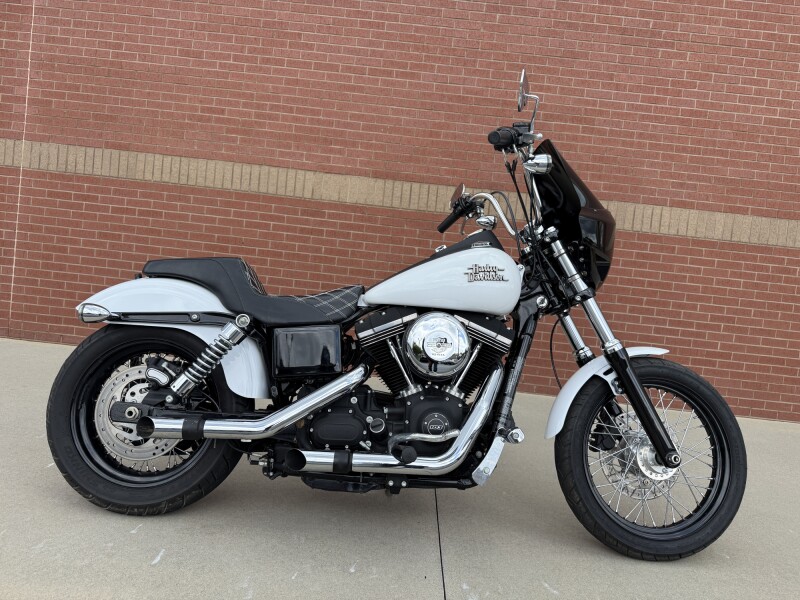 2016 Harley-Davidson® Street Bob® Crushed Ice Pearl