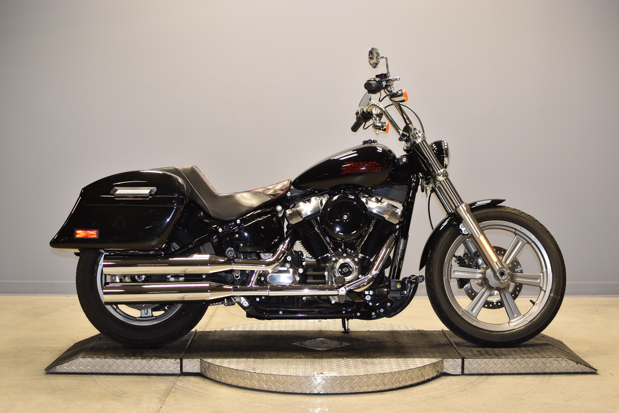 2022 Harley-Davidson® Softail Standard® Vivid Black | Avalanche
