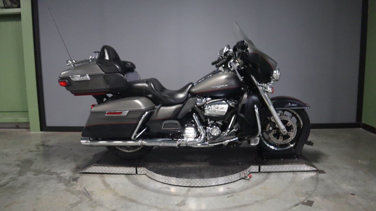 2018 Harley-Davidson® Ultra Limited Industrial Gray Denim/Black
