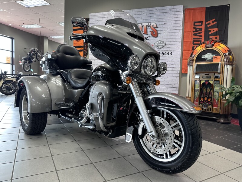 2017 Harley-Davidson® Tri Glide® Ultra Two-Tone Billet Silver/Vivid Black