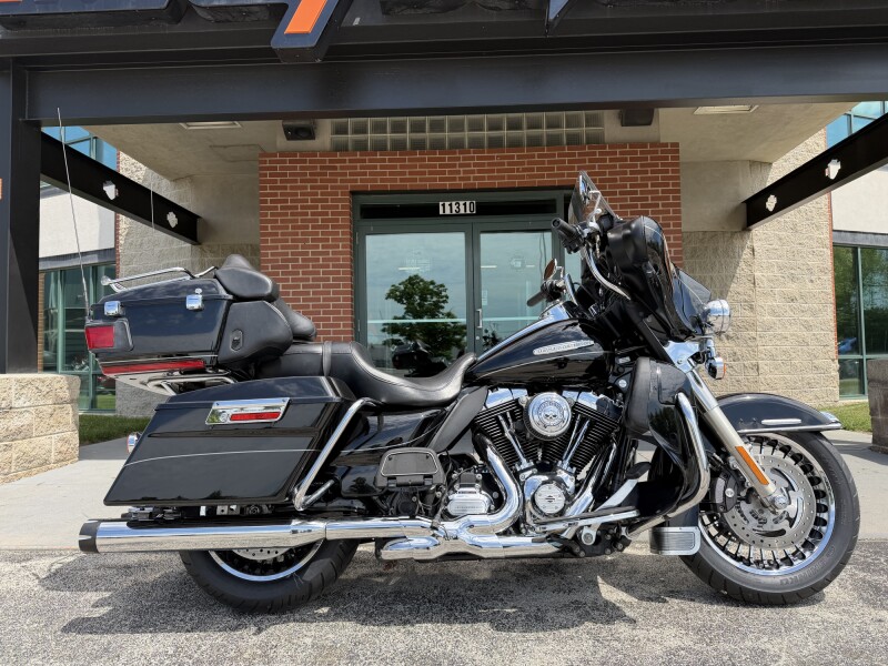 2013 Harley-Davidson® Electra Glide® Ultra Limited FLHTK BLACK W/ PINSTRIPE