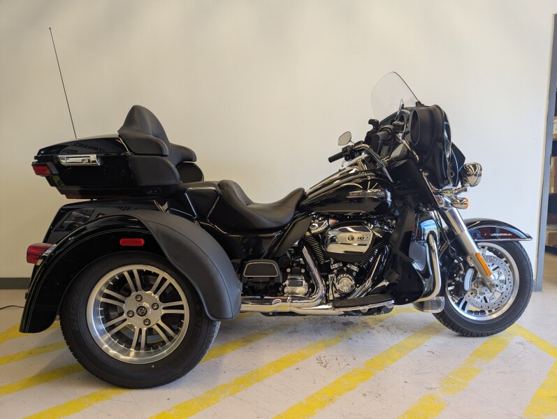 2017 Harley-Davidson®  Tri Glide®  Ultra Classic (Vivid Black)