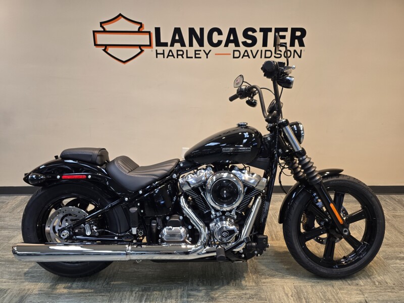 2026 Harley-Davidson® Street Bob® Vivid Black Chrome Cast Wheels FXBB