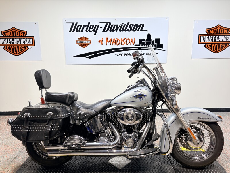 2011 FLSTC Harley-Davidson® Heritage Softail® Classic BRIL SILVER W/PINSTRIPE