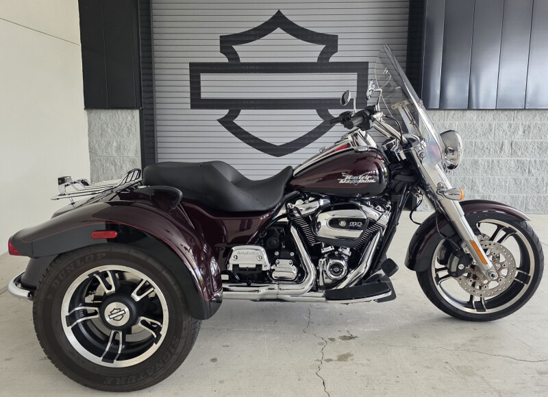 2022 Harley-Davidson® Freewheeler® Midnight Crimson/Vivid Black