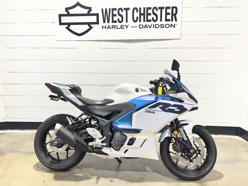 2025 Yamaha YZF-R3 Lunar White / Nebula Blue 