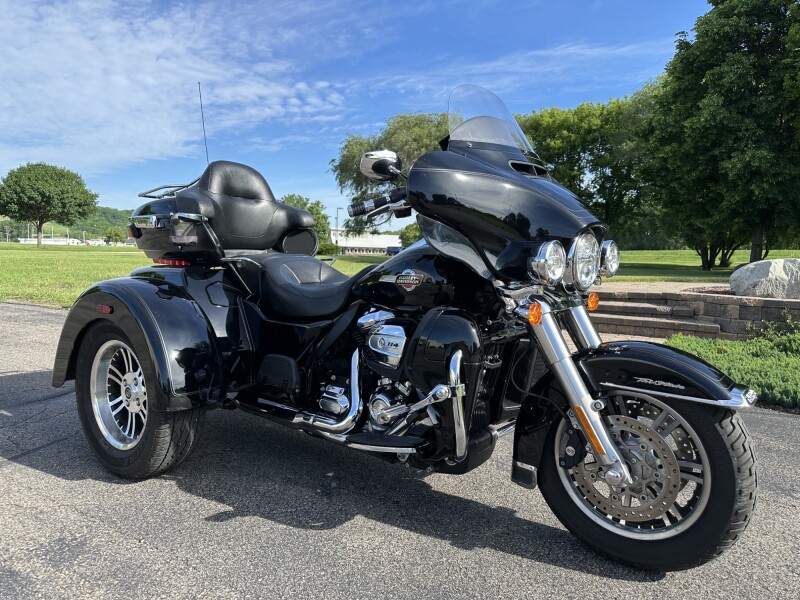 2023 Harley-Davidson® Tri Glide® Ultra Vivid Black