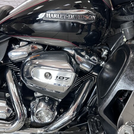 2017 Harley-Davidson® Tri Glide® Ultra Two-Tone Billet Silver/Vivid Black thumb 2