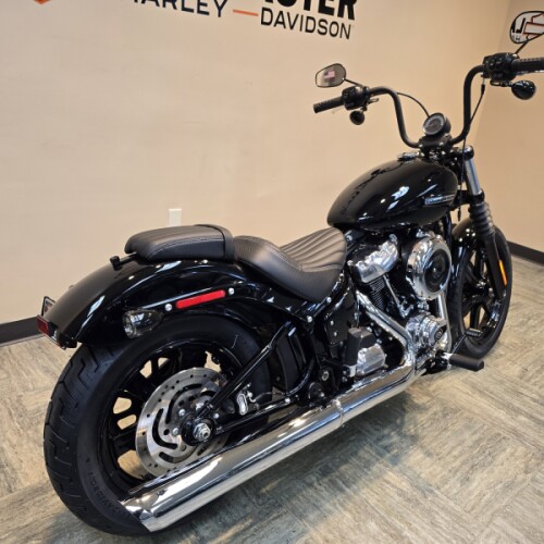2026 Harley-Davidson® Street Bob® Vivid Black Chrome Cast Wheels FXBB thumb 3