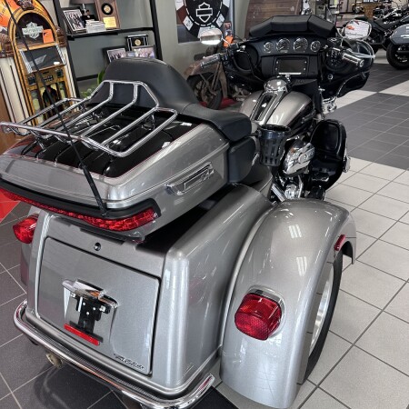 2017 Harley-Davidson® Tri Glide® Ultra Two-Tone Billet Silver/Vivid Black thumb 0