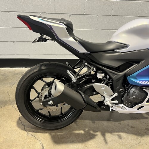 2025 Yamaha YZF-R3 Lunar White / Nebula Blue  thumb 0