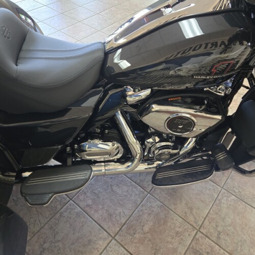 2026 Harley-Davidson® Street Glide 3 Limited Midnight Ember Chrome Trim thumb 3