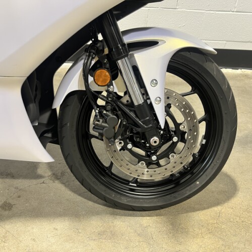 2025 Yamaha YZF-R3 Lunar White / Nebula Blue  thumb 2