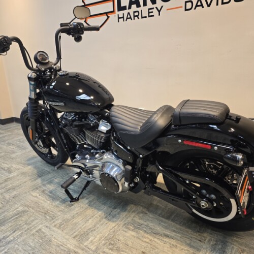 2026 Harley-Davidson® Street Bob® Vivid Black Chrome Cast Wheels FXBB thumb 0