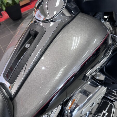 2017 Harley-Davidson® Tri Glide® Ultra Two-Tone Billet Silver/Vivid Black thumb 1