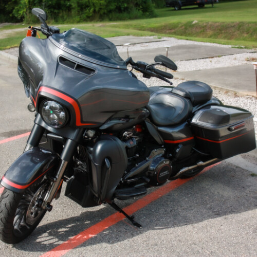 2018 Harley-Davidson® CVO™ Street Glide® FLHXSE thumb 0