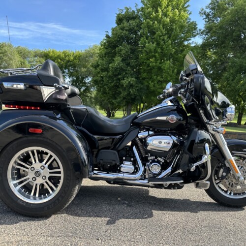 2023 Harley-Davidson® Tri Glide® Ultra Vivid Black thumb 3