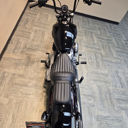 2026 Harley-Davidson® Street Bob® Vivid Black Chrome Cast Wheels FXBB thumb 1