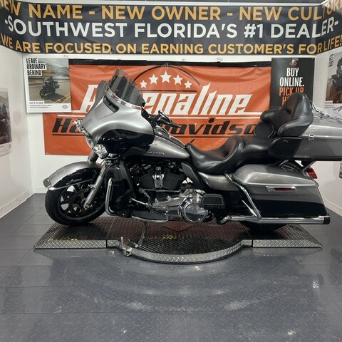 2017 Harley-Davidson® Ultra Limited | Pre-Owned Touring Motorcycle thumb 3