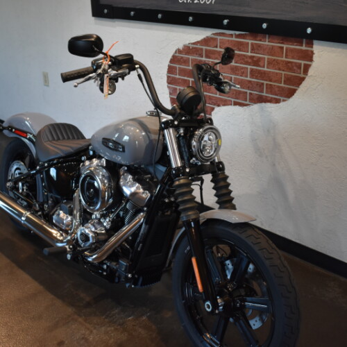 2026 Harley-Davidson® Street Bob® Dark Billiard Gray Chrome Cast Wheels thumb 3