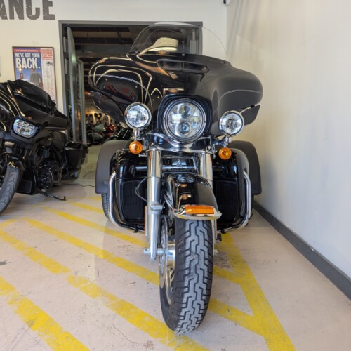 2017 Harley-Davidson®  Tri Glide®  Ultra Classic (Vivid Black) thumb 2