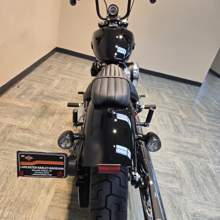 2026 Harley-Davidson® Street Bob® Vivid Black Chrome Cast Wheels FXBB thumb 2