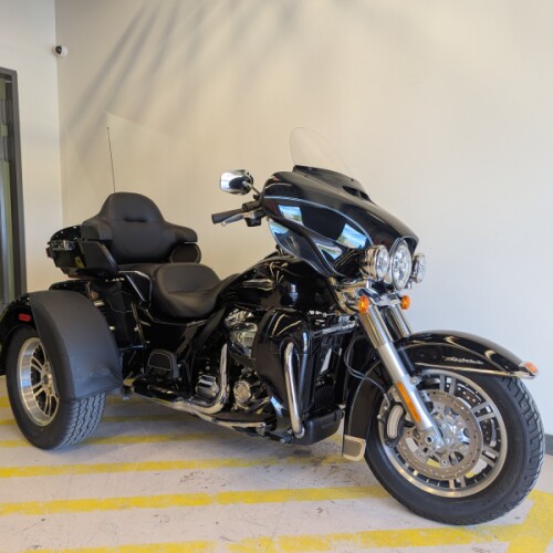 2017 Harley-Davidson®  Tri Glide®  Ultra Classic (Vivid Black) thumb 3