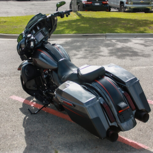 2018 Harley-Davidson® CVO™ Street Glide® FLHXSE thumb 1
