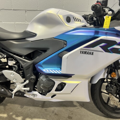 2025 Yamaha YZF-R3 Lunar White / Nebula Blue  thumb 1