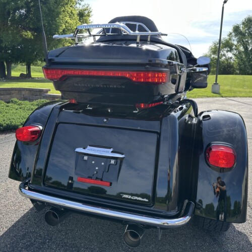 2023 Harley-Davidson® Tri Glide® Ultra Vivid Black thumb 1