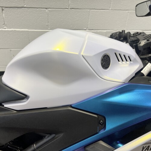 2025 Yamaha YZF-R3 Lunar White / Nebula Blue  thumb 3