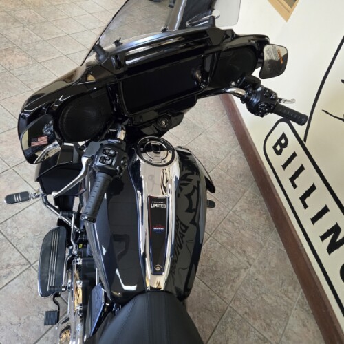 2026 Harley-Davidson® Street Glide 3 Limited Midnight Ember Chrome Trim thumb 0