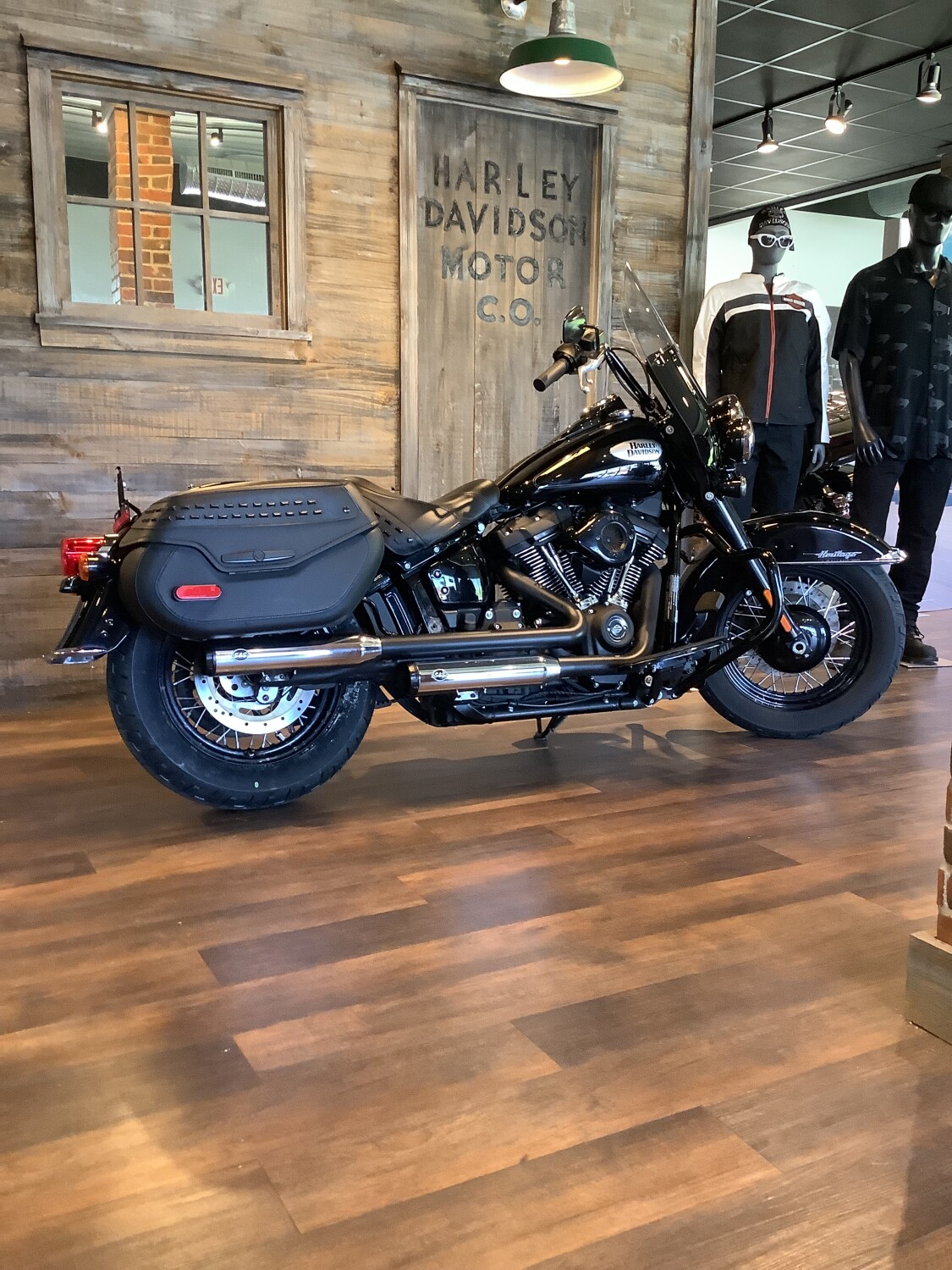 Harley-Davidson® Heritage Classic 2023 FLHCS U584-23 Vivid Black - Black Finish