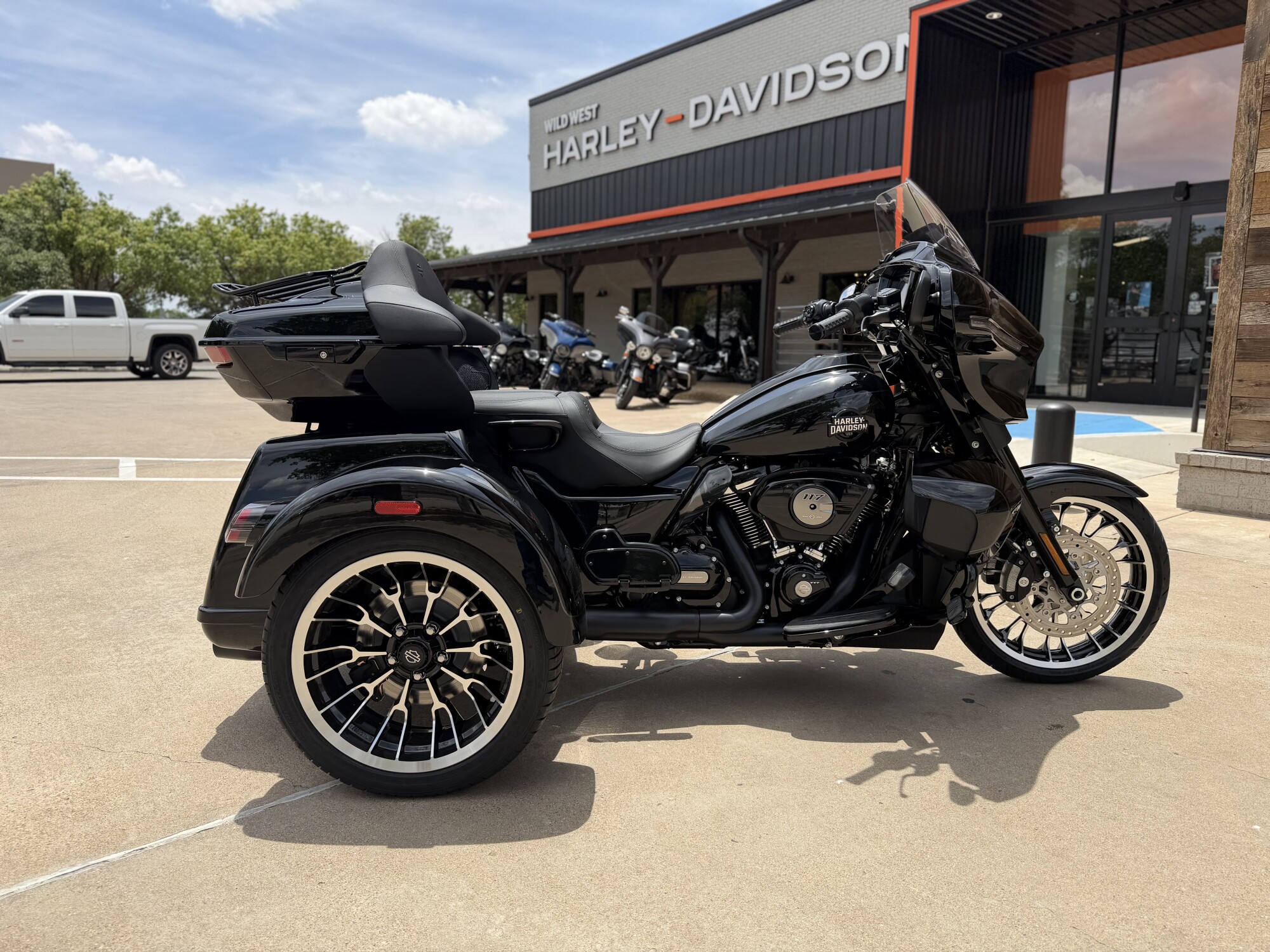 2026 Harley-Davidson® Street Glide 3 Limited Vivid Black Black Trim