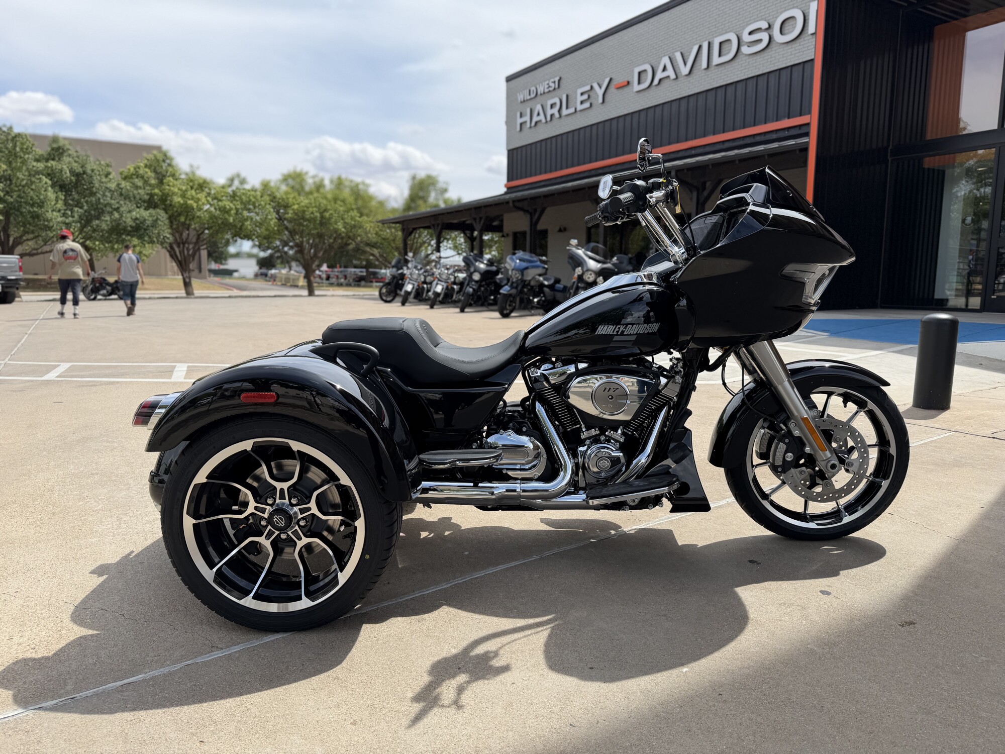 2026 Harley-Davidson® Road Glide 3 Vivid Black