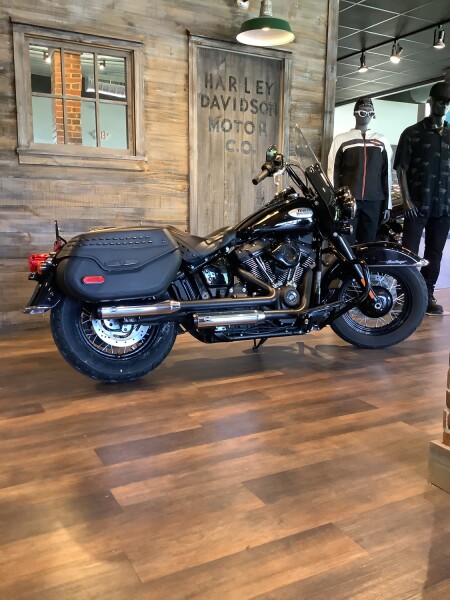 Harley-Davidson® Heritage Classic 2023 FLHCS U584-23 Vivid Black - Black Finish