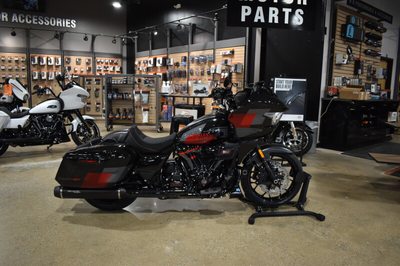 2025 Harley-Davidson® CVO™ Road Glide® ST Hot Lap