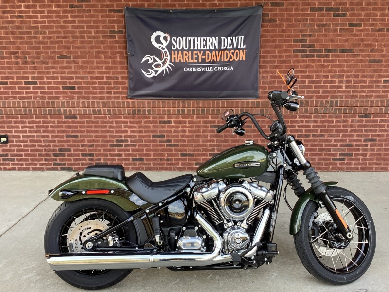 2026 Harley-Davidson® Street Bob® Olive Steel Metallic Chrome Laced Wheels