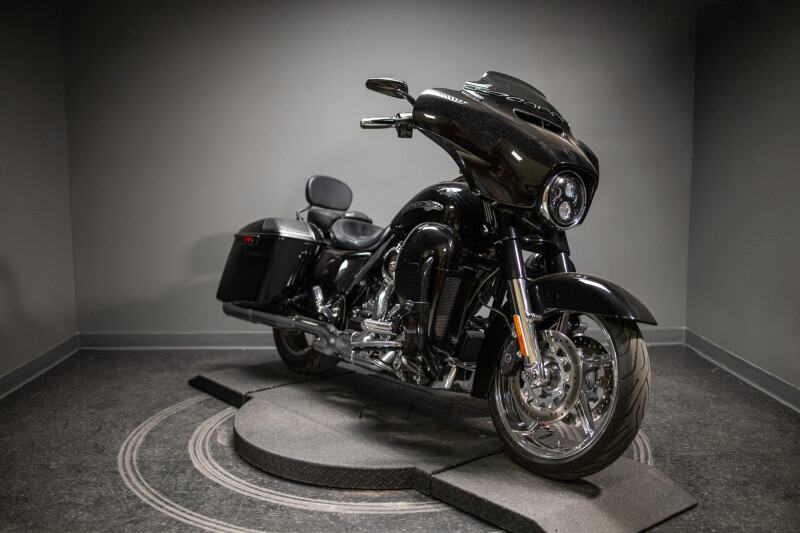 2015 CVO™ Street Glide® (FLHXSE)